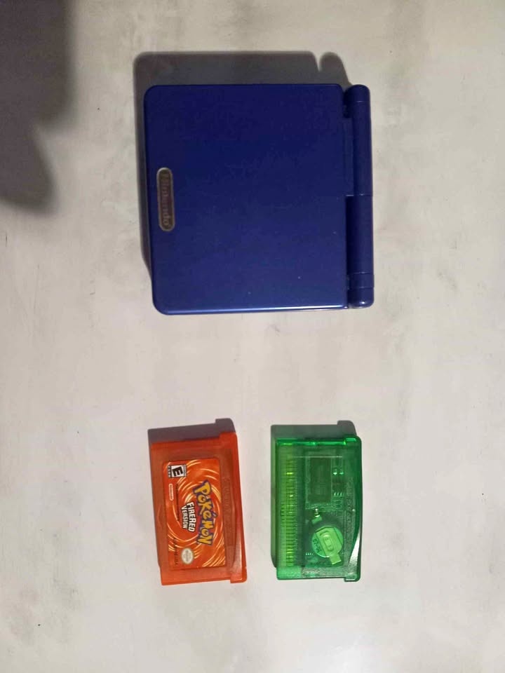Gameboy Advanced SP Pokemon Fire Red and Emerald