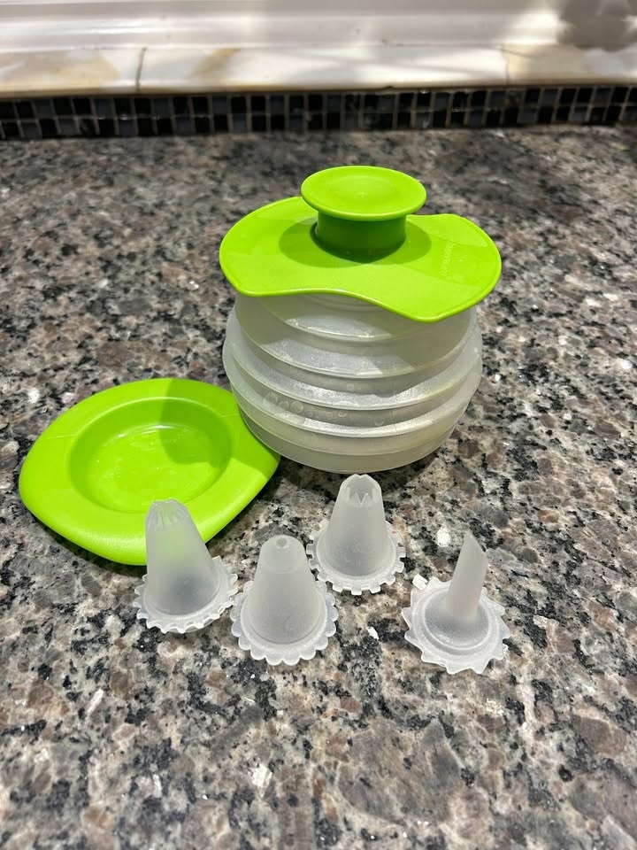Tupperware Squeeze it Cake Decorator
