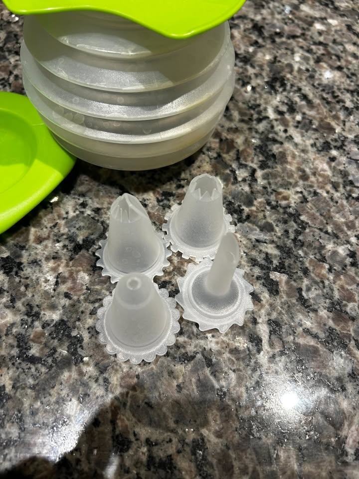 Tupperware Squeeze it Cake Decorator - photo 2
