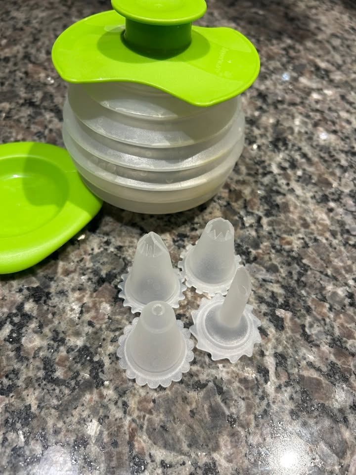 Tupperware Squeeze it Cake Decorator - photo 3