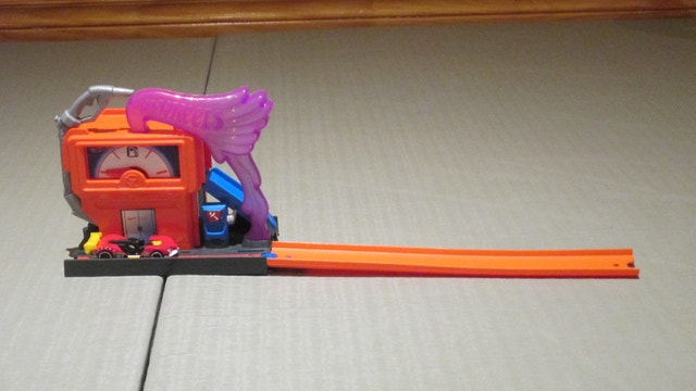 Hot wheels gas station