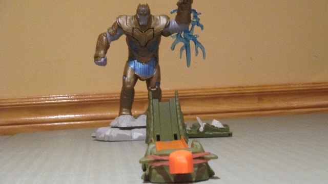 Hot Wheels Avengers Vs Thanos Showdown Playset