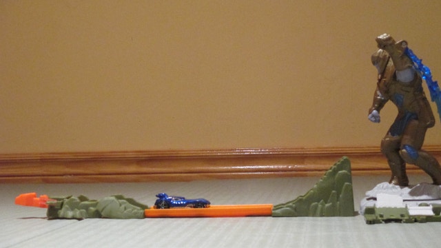 Hot Wheels Avengers Vs Thanos Showdown Playset - photo 2