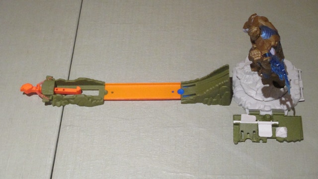 Hot Wheels Avengers Vs Thanos Showdown Playset - photo 3