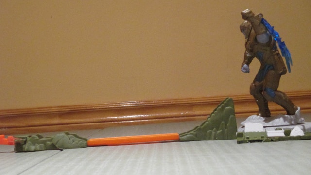 Hot Wheels Avengers Vs Thanos Showdown Playset - photo 4