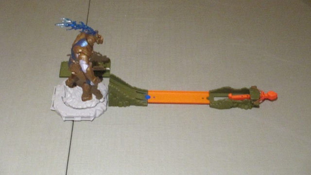 Hot Wheels Avengers Vs Thanos Showdown Playset - photo 5