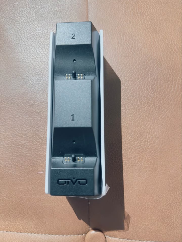OIVO Dual Controller Charging Station for PS5 – Like New - photo 4