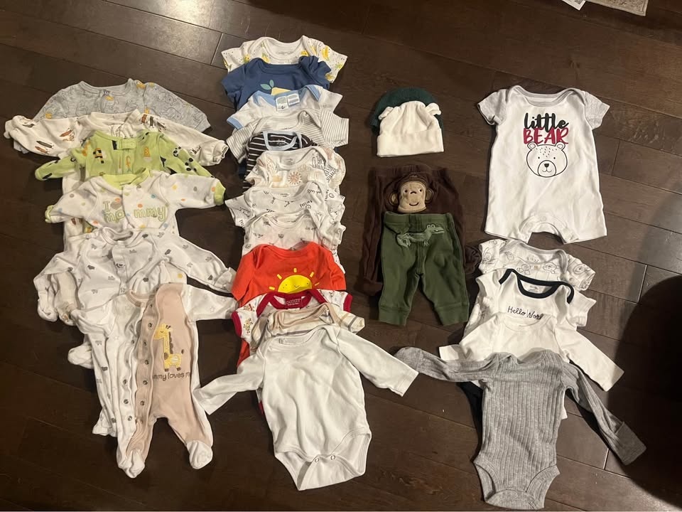 GENDER NEUTRAL Newborn and 0-3 month bundle $25 / 27 pieces