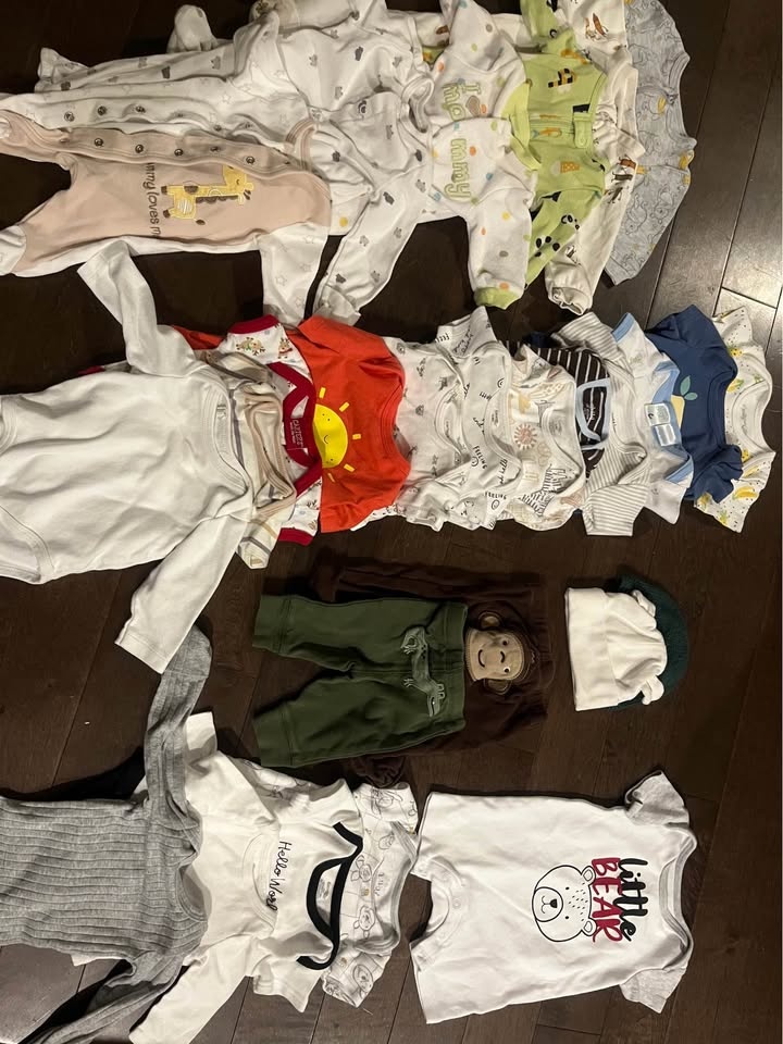 GENDER NEUTRAL Newborn and 0-3 month bundle $25 / 27 pieces - photo 2