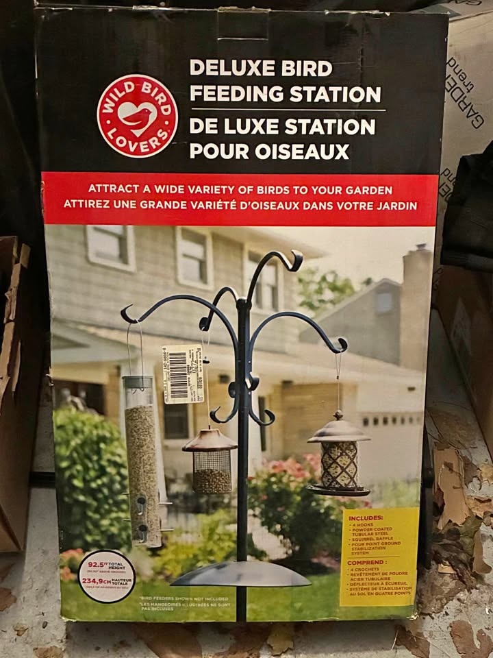 Deluxe Bird Feeding Station