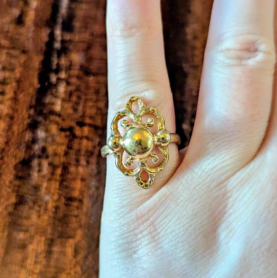 Vintage Gold-Tone Avon Filigree Ring - Size: 8