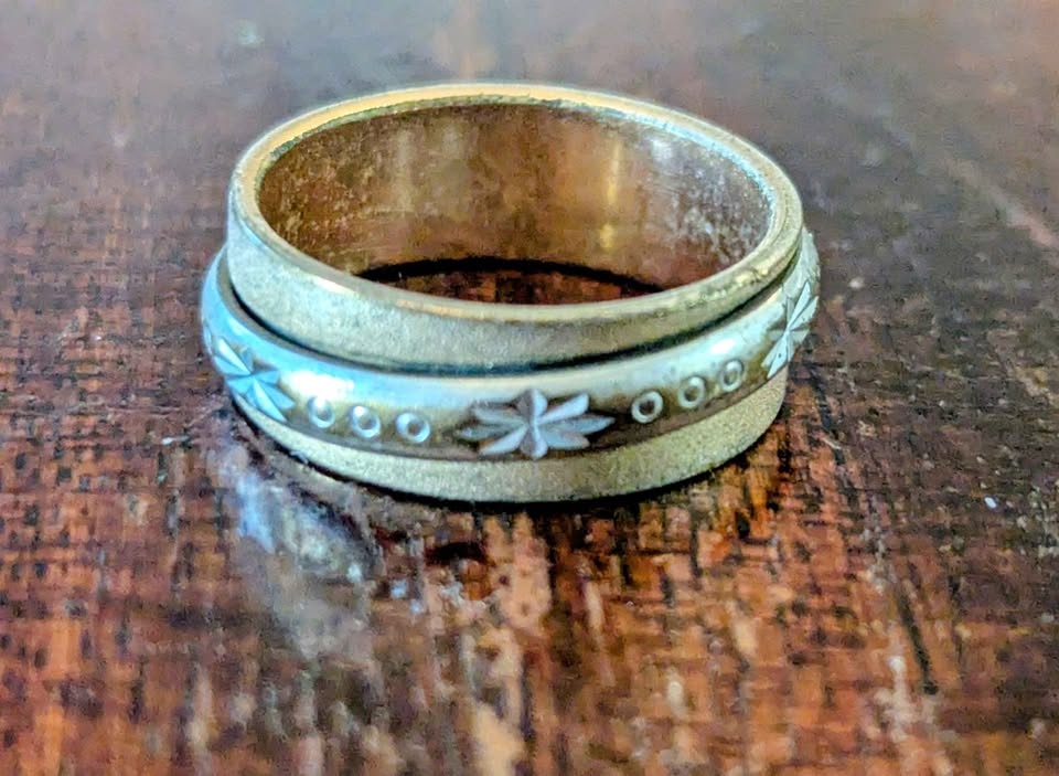 Vintage Style Meditation Ring - Gold & Silver Tones - Size: 6 - photo 2
