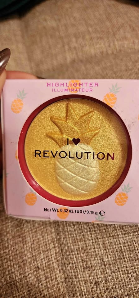 Kara beauty Pineapple highlighter