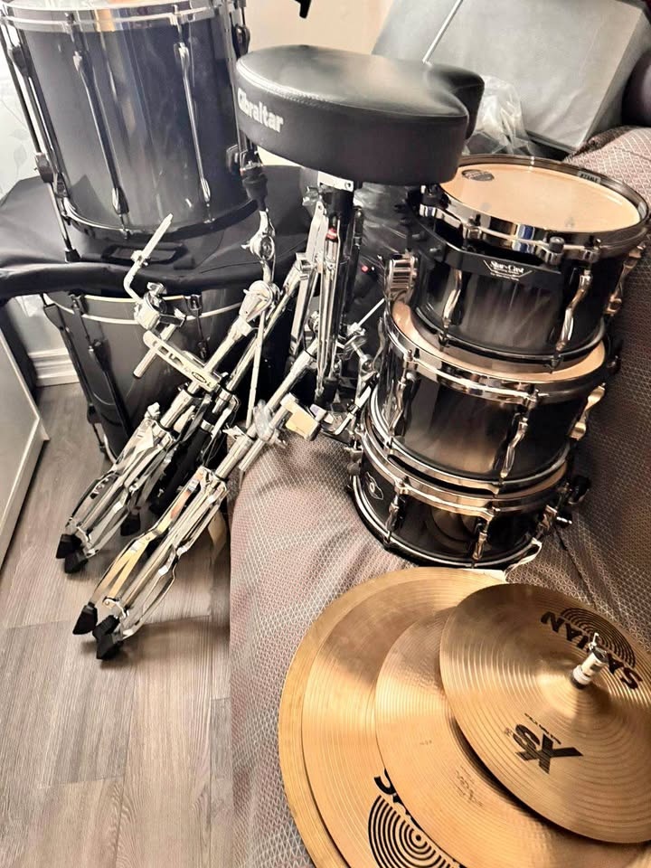 Tama Black Drum With Cymbals Stand only