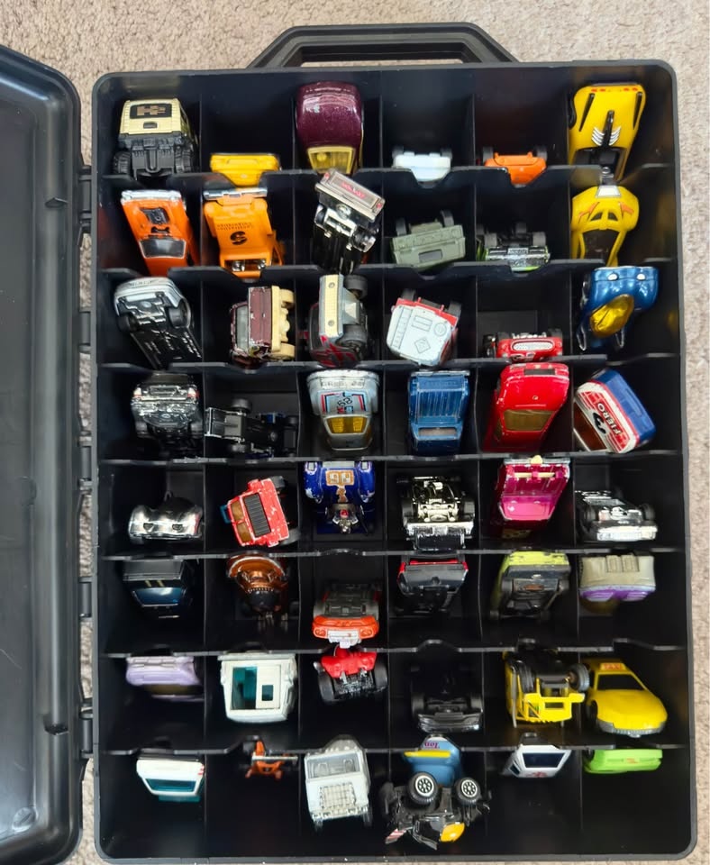 48 diecast cars in a plastic carry case - some vintage  and coll - photo 2