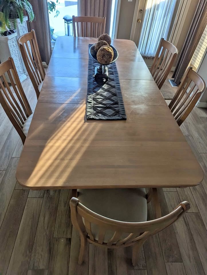 Expandable tan dining table with 6 matching chairs