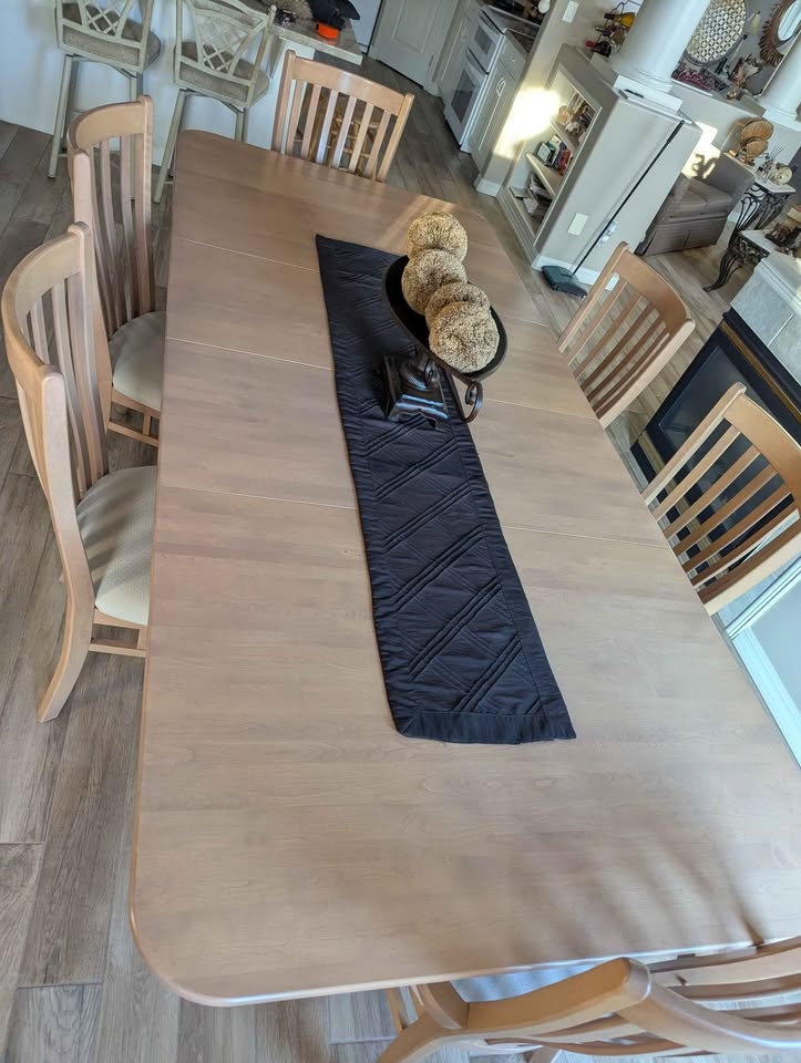 Expandable tan dining table with 6 matching chairs - photo 2