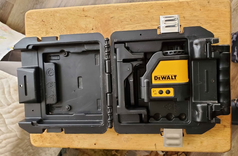 DEWALT Green Self-Leveling Cross Line Laser Level - photo 2