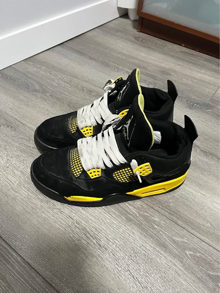 Jordan 4 Retro Thunder - Size 11 - photo 4