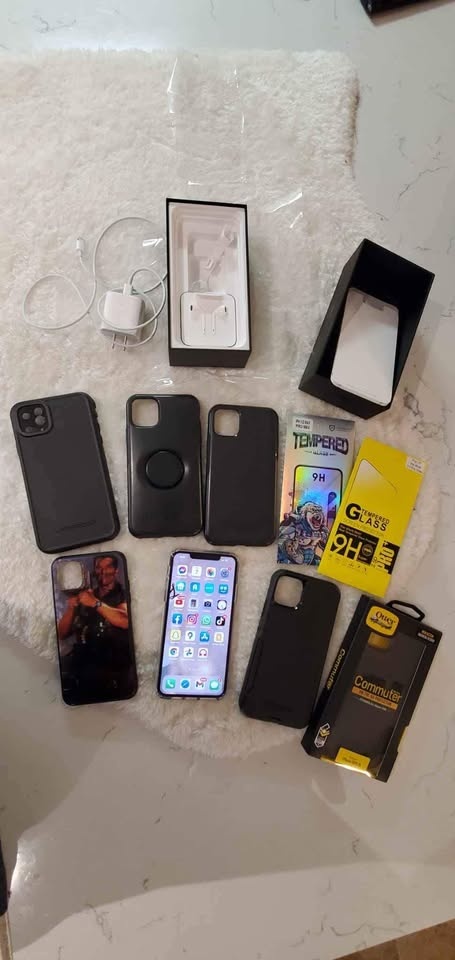 iPhone 11 Pro Max 512GB Black in Like New Condition - photo 4