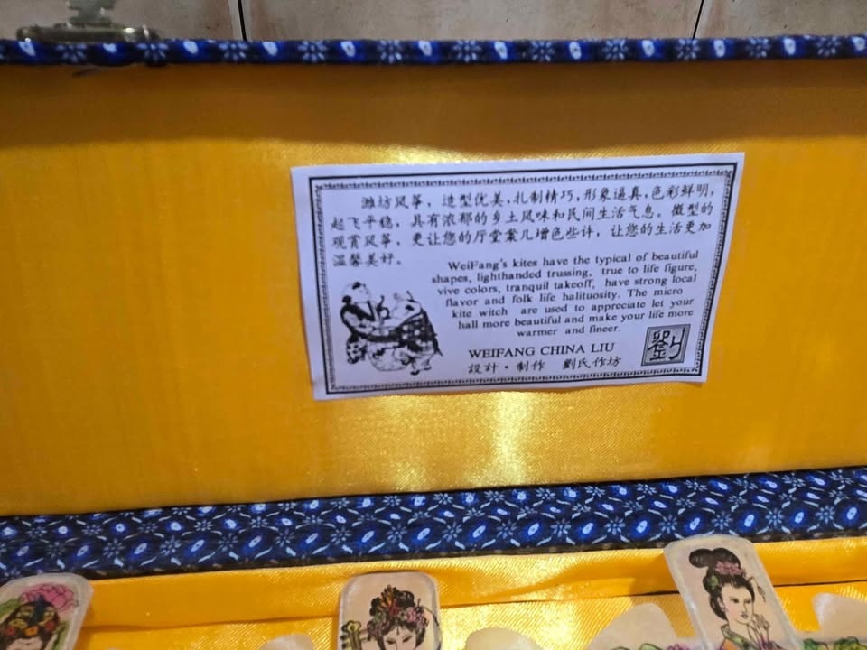 Weifang China Lui 4 Micro Kites of Ladies in Original Box - photo 4
