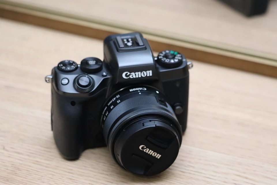 📸 Canon M5 w/ 15-45mm Lens + Extras - Great Condition - $500 - photo 2