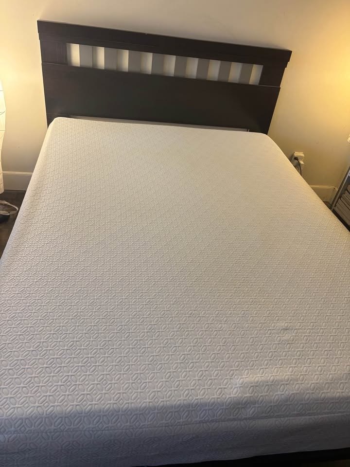 Queen bed frame with mattress - photo 3