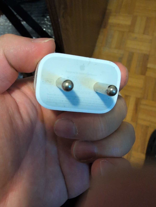 Apple 20W Power Adapter - photo 2