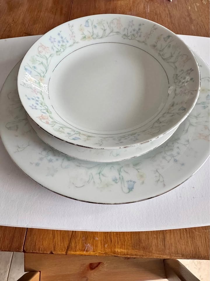 Set of 6 place setting dishes