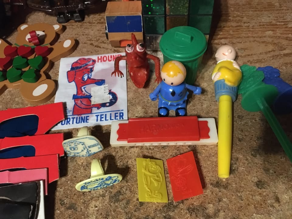 HUGE LOT OF VINTAGE TOYS TINKERTOYS LIL PLAYMATES PEZ FULL LIST - photo 2