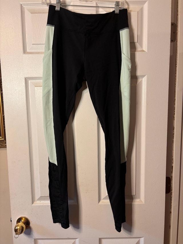 Lululemon Leggings – Size 10 – Black & Mint