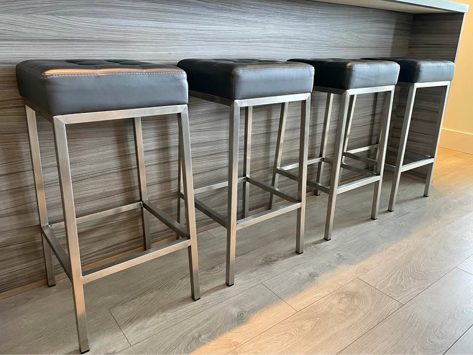 Set of 4 Bar Stools / Kitchen Island Seats – Modern | Like New