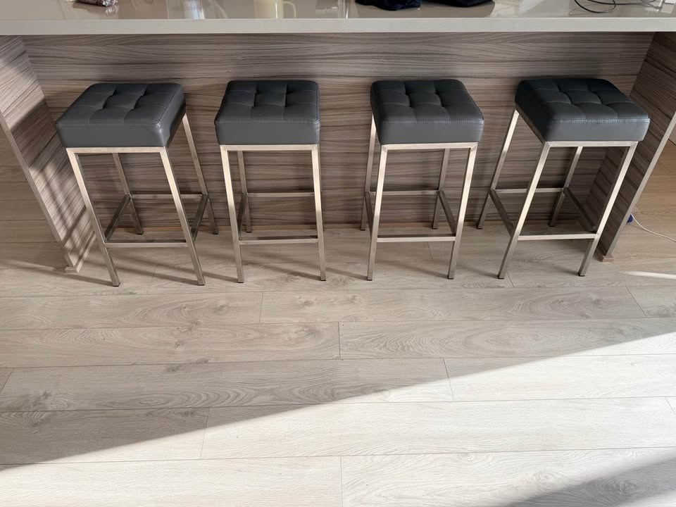 Set of 4 Bar Stools / Kitchen Island Seats – Modern | Like New - photo 2