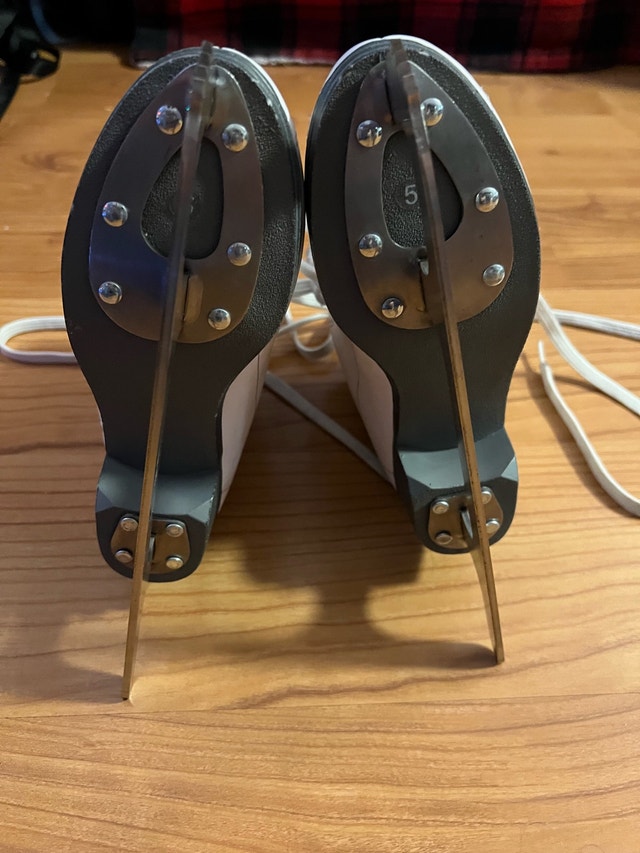 Figure Skates size 5 white - photo 4