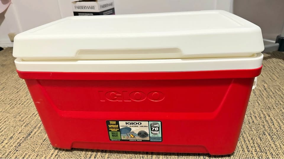 Igloo Large Cooler (Red & White) – Excellent Condition