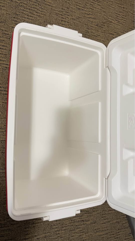 Igloo Large Cooler (Red & White) – Excellent Condition - photo 2