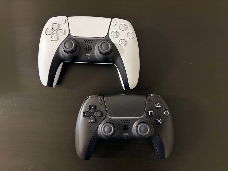 PS5 Slim Disc Bundle w/ 2 Controllers + 7 Games - photo 4