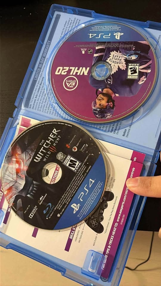 PS5 Slim Disc Bundle w/ 2 Controllers + 7 Games - photo 5