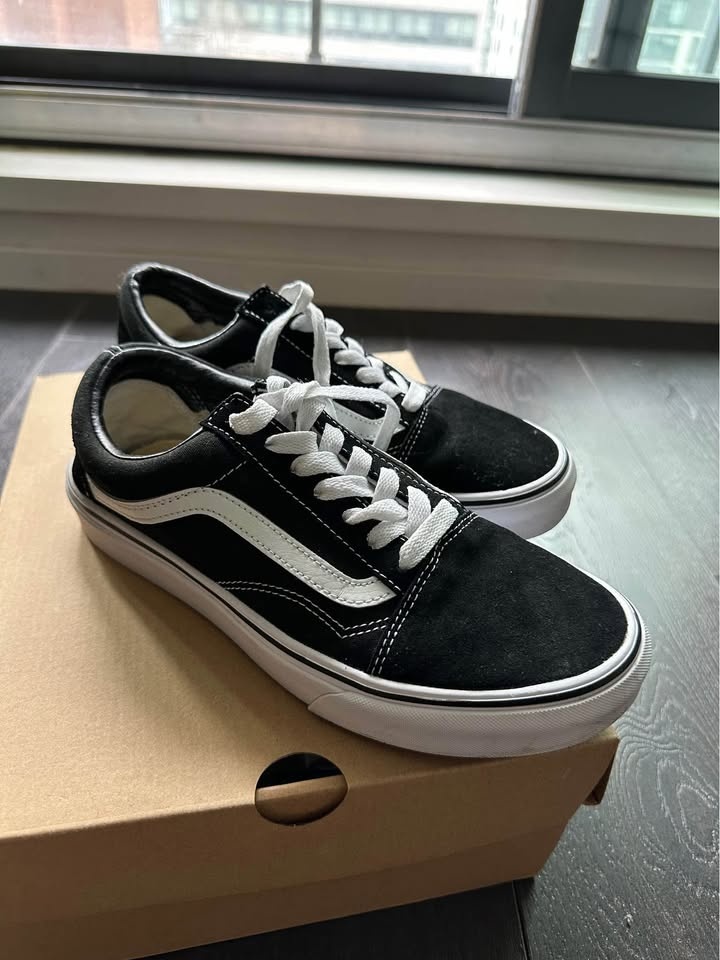 Women’s Vans Shoes - size 8.5 - photo 2