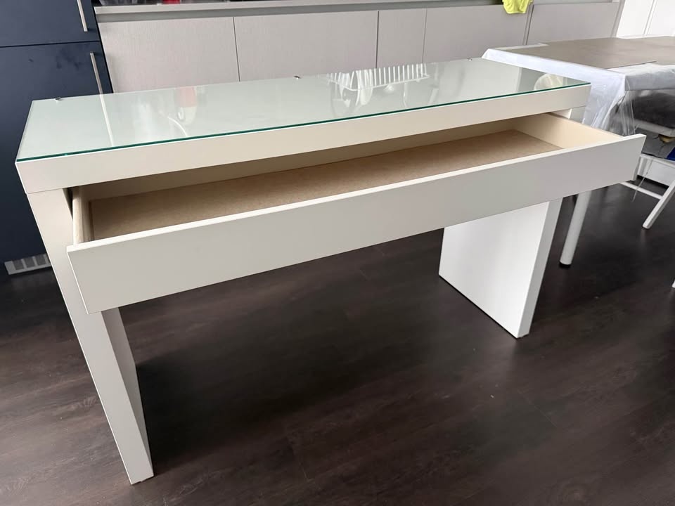 Makeup dressing table with drawer, in excellent condition. - photo 4