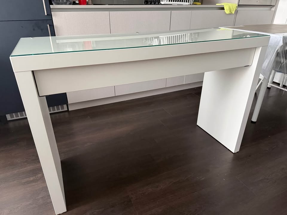 Makeup dressing table with drawer, in excellent condition. - photo 5