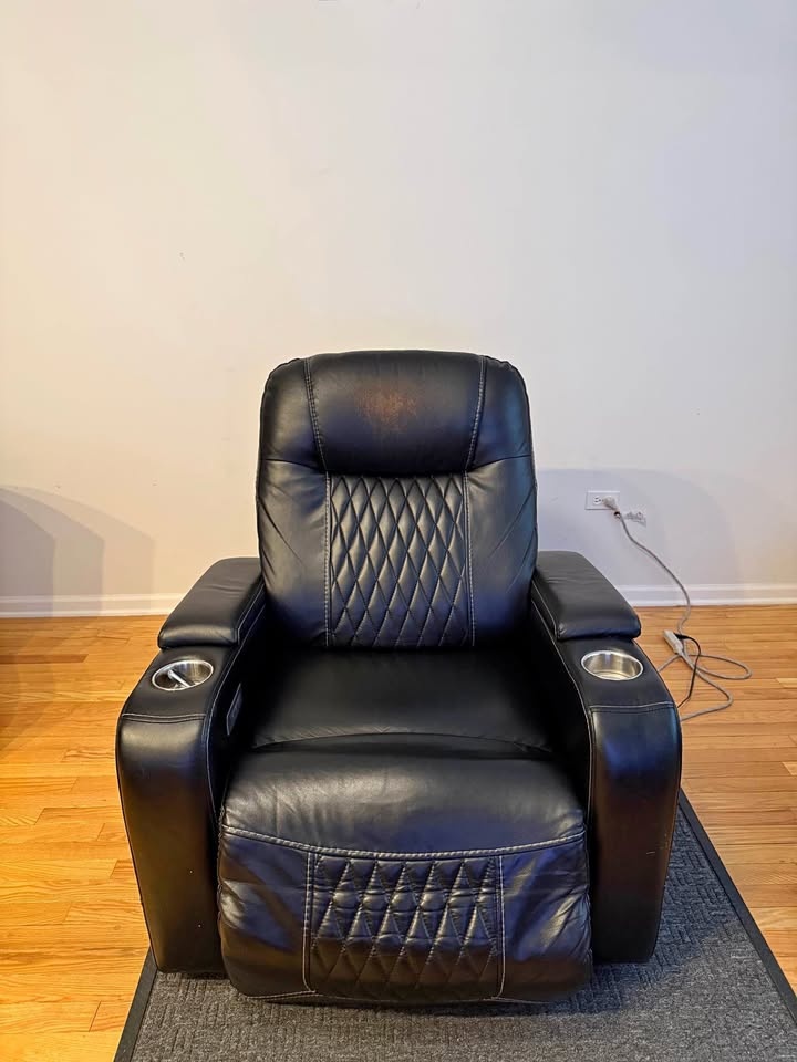 Bob’s Discount Furniture BLACK RECLINER CHAIR