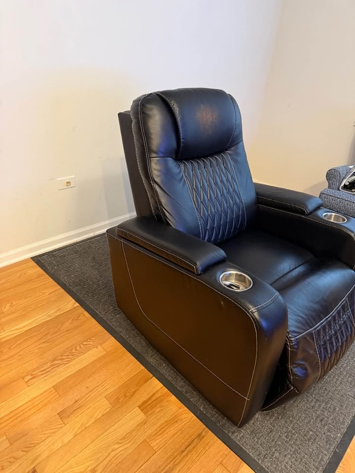 Bob’s Discount Furniture BLACK RECLINER CHAIR - photo 2