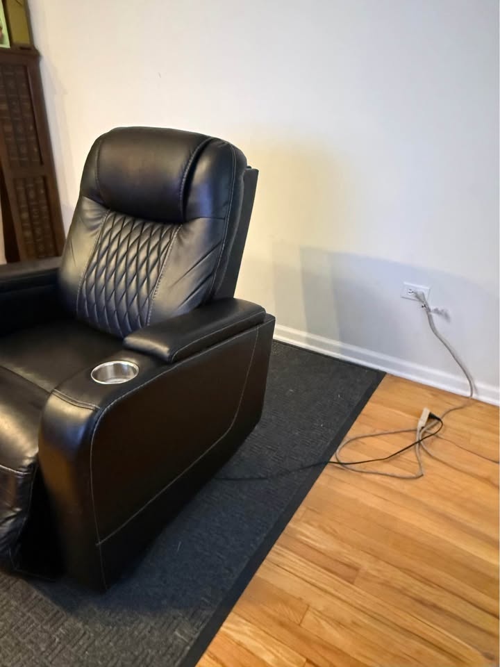 Bob’s Discount Furniture BLACK RECLINER CHAIR - photo 3