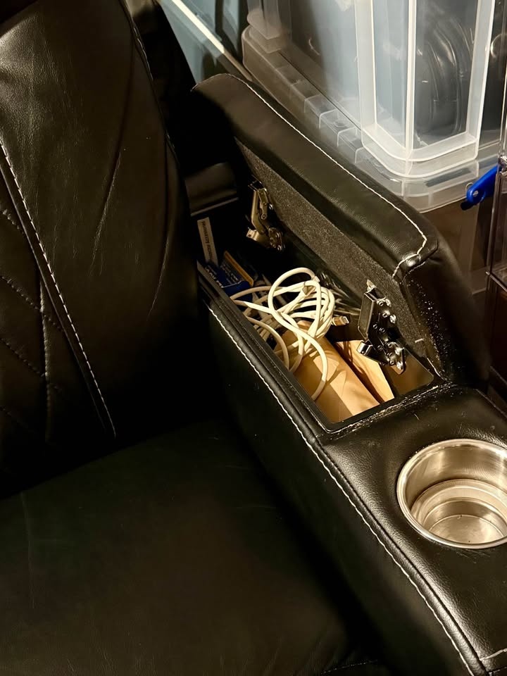 Bob’s Discount Furniture BLACK RECLINER CHAIR - photo 5