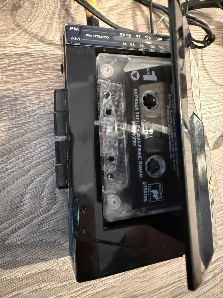 Vintage GENERAL ELECTRIC Cassette Player with radio - photo 2