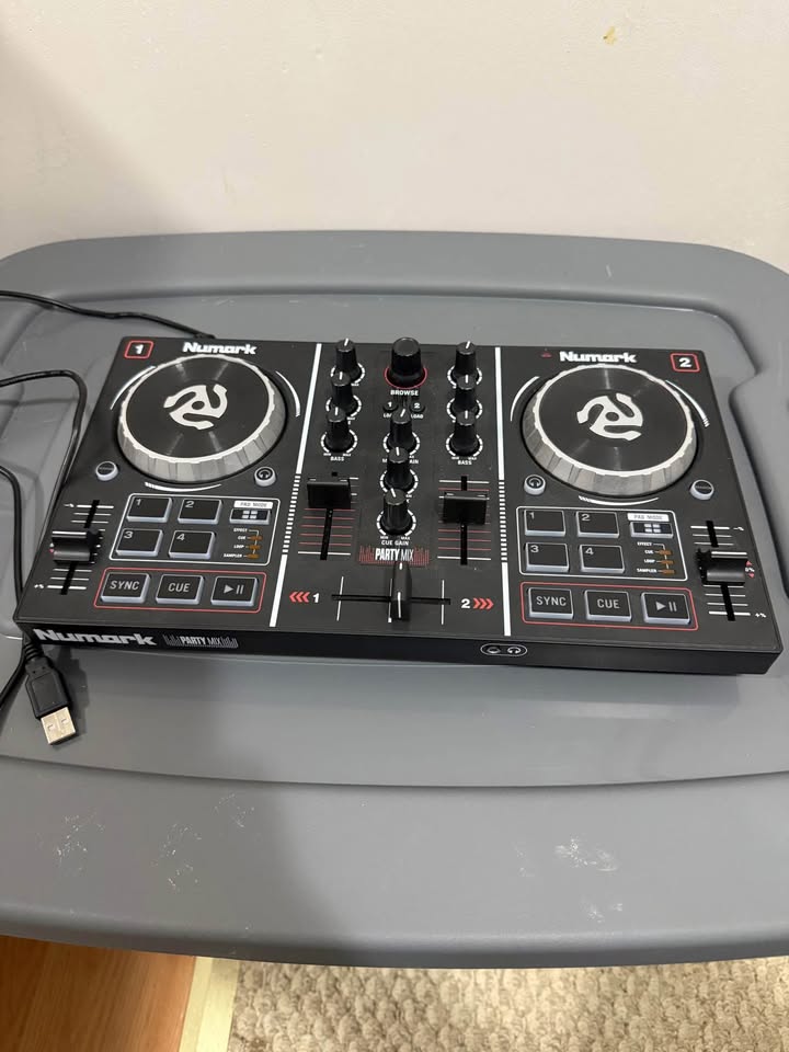 Numark Party Mix DJ Controller – Light Show Built In - photo 2
