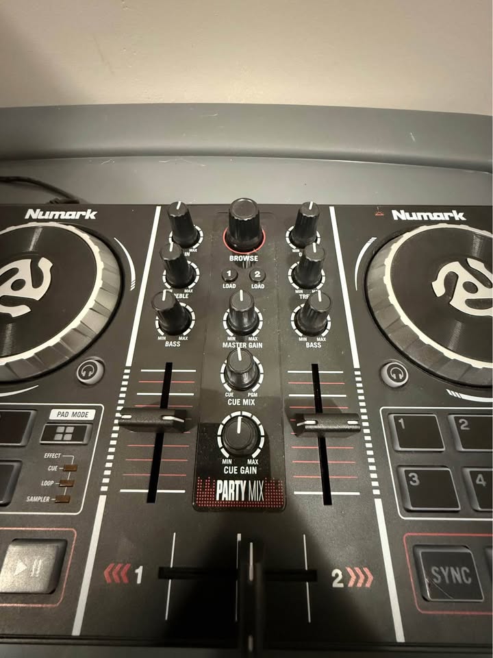 Numark Party Mix DJ Controller – Light Show Built In - photo 3