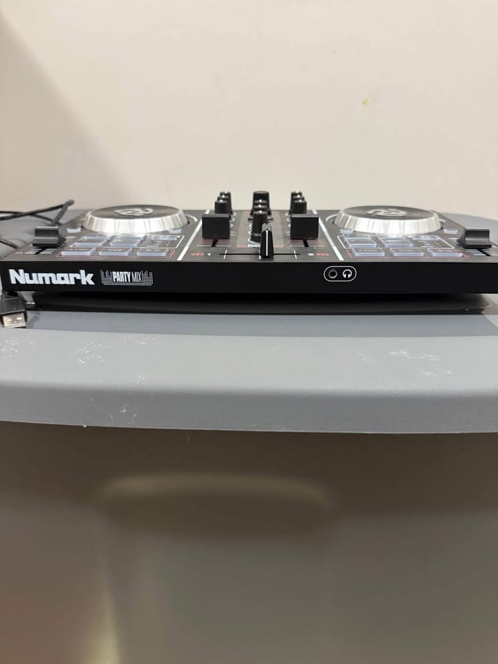 Numark Party Mix DJ Controller – Light Show Built In - photo 4