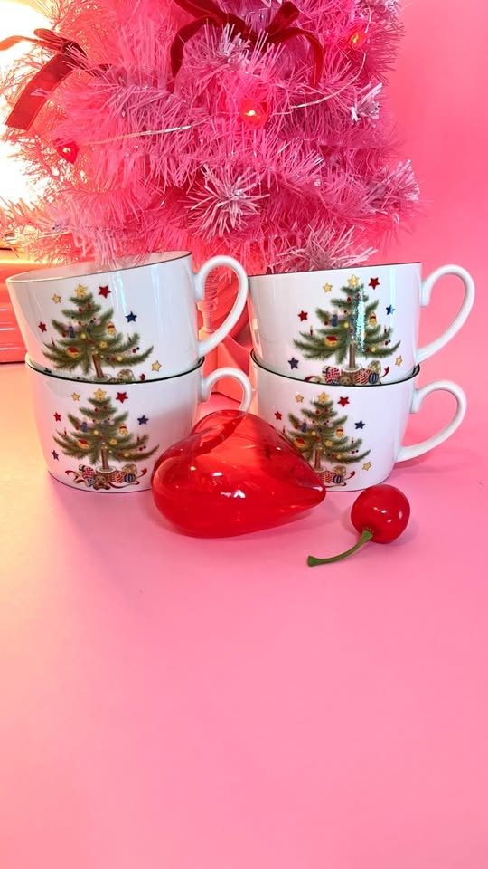 Vintage Christmas mugs (4)